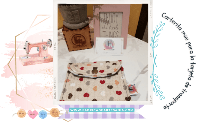 Carterita acolchada con loneta de corazones multicolores. Perfecta para llevar tarjetas o el billete de trasporte.